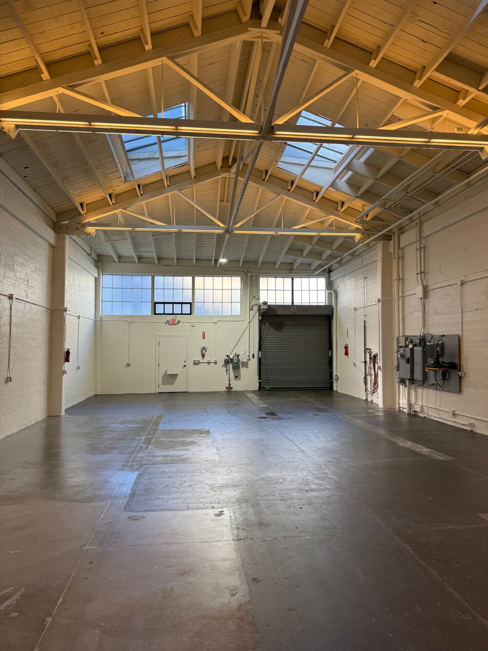 531 Jessie Street clear-span warehouse interior with skylights and timber trusses